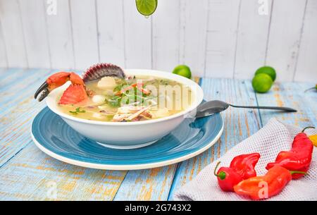 Délicieuse soupe de poisson fruits de mer appelée Chilcano Peruvian Food, décorée de crabes Banque D'Images