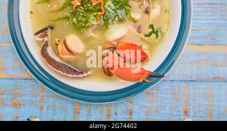 Délicieuse soupe de poisson fruits de mer appelée Chilcano Peruvian Food, décorée de crabes Banque D'Images