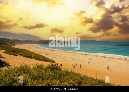 Vue depuis le sommet de la belle plage de Monterey, au coucher du soleil d'été, en Californie. États-Unis Banque D'Images
