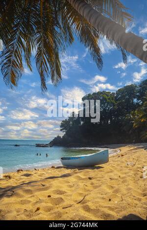 Une vue fascinante sur la plage de sable de Cocalito à Punta de Sal avec un bateau local à Tela, au Honduras Banque D'Images