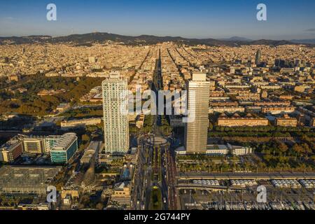 Vue aérienne du Torres Mapfre (tours jumelles) dans le quartier Vila Olímpica, à Barcelone, au lever du soleil (Barcelone, Catalogne, Espagne) Banque D'Images