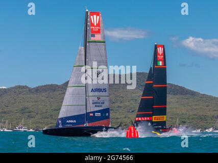 American Magic et Luna Rossa Prada Pirelli dans la demi-finale de la Prada Cup, 30 janvier 2021, port d'Auckland, Auckland, Nouvelle-Zélande Banque D'Images