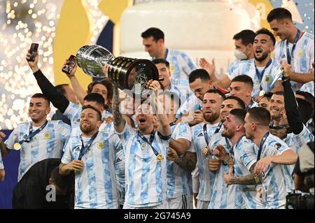 Rio de Janeiro, Brésil. 10 juillet 2021. Football: COPA America, final, Argentine - Brésil, Stade Maracana. Lionel Messi lève le trophée et célèbre la victoire avec l'équipe nationale Argentine. Credit: Andre Borges/dpa/Alamy Live News Banque D'Images