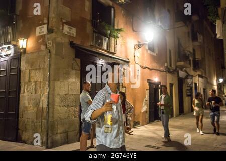 Barcelone, Espagne. 10 juillet 2021. Homme vu avec des boissons alcoolisées dans la rue. Le gouvernement de Catalogne a annoncé le dernier jour de juillet 6 la fermeture de la vie nocturne dans les espaces intérieurs, une mesure qui a commencé ce week-end, en raison de la menace de la cinquième vague de Covid-19. Dans les rues de Barcelone, la police a expulsé les gens qui boivent dans les foules. Crédit : SOPA Images Limited/Alamy Live News Banque D'Images