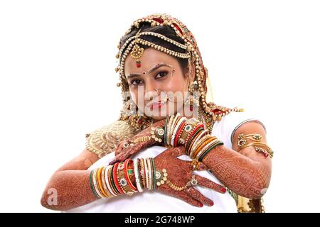 Portrait d'une femme hindoue asiatique indienne gujarati belle mariée élégante vêtue de vêtements de mariage traditionnels rouges hindous sari avec maquillage et bijoux Banque D'Images