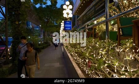 Décorations de Noël dorées en face du Landmark Hotel sur Sukhumvit Road Bangkok Thaïlande Banque D'Images