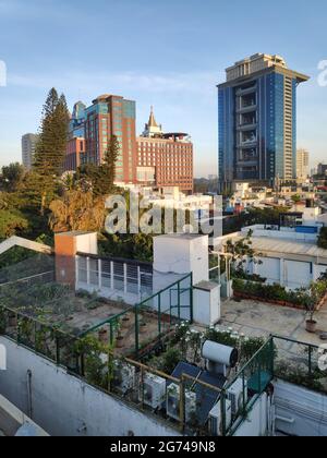 Une vue ensoleillée du centre de Bangalore, en Inde, par une journée ensoleillée