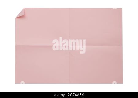 Papier plié 4A vierge de couleur rose isolé sur fond blanc. Banque D'Images