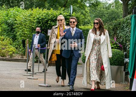 Londres, Royaume-Uni. 10 juillet 2021. Tom Cruise, acteur américain d'Hollywood, avec Mission Impossible Co-stars (à gauche) Pom Klementieff et Hayley Atwell (à droite) arrivent au All England Lawn tennis Club pour la dernière journée des femmes célibataires à Wimbledon. Credit amer ghazzal/Alamy Live News Banque D'Images