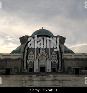KUALA LUMPUR, MALAISIE - 22 septembre 2017 : une image rêveuse de Masjid Wilayah à Kuala Lumpur. Également connue sous le nom de Mosquée du territoire fédéral. Banque D'Images
