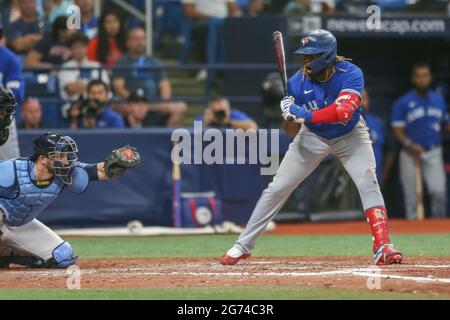 Saint-Pétersbourg, Floride. USA; Toronto Blue Jays désigné hitter Vladimir Guerrero Jr. (27) clairement en désaccord avec la grève appelée pendant un leagu majeur Banque D'Images