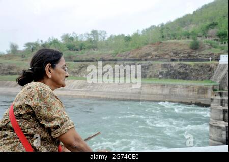 Baroda Vadodara Gujarat Inde Asie juin 2002 femme indienne senior sur un pont observant le barrage Sardar Sarovar gujarat Banque D'Images