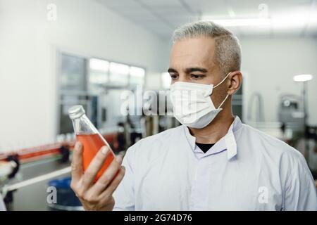 Contrôle de la qualité et inspection de la sécurité alimentaire la norme du produit dans la chaîne de production de l'usine de produits alimentaires et de boissons. Banque D'Images