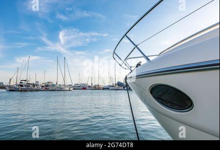 Pattaya, Thaïlande - 25 novembre 2017 gros plan devant de Yacht Rest paisiblement dans Marina Banque D'Images