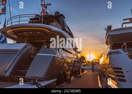 Pattaya, Thaïlande - 25 novembre 2017 gros plan Yachts at slip in Sunset Banque D'Images