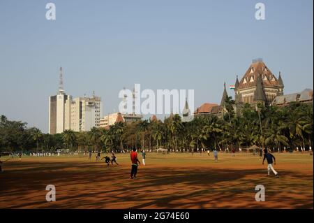 Jeunes garçons jouant au cricket dans les attractions Oval Maidan à Mumbai en face de l'université de Bombay et High court situé juste au sud de Churchgate Banque D'Images