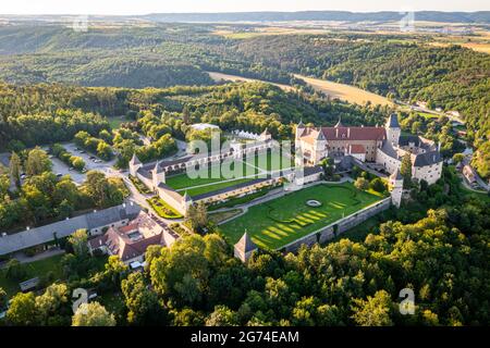 Rosenburg dans le Kamptal de la région de Waldviertel en Basse-Autriche. Vue aérienne sur le célèbre château et site touristique de la rivière Kamp, près d'Eggenbur Banque D'Images