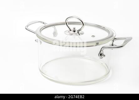 Cuve moderne en verre avec poignée en acier inoxydable, couvercle en verre avec étamage en acier inoxydable. Pot entier en verre de haute qualité. Verre isolé Banque D'Images