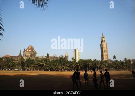 Jeunes garçons jouant au cricket dans les attractions Oval Maidan à Mumbai en face de l'université de Bombay et High court situé juste au sud de Churchgate Banque D'Images