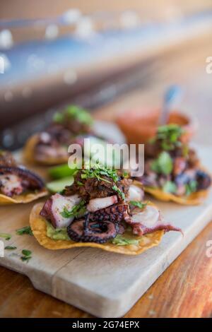 Tostada de Pulpo (Octopus Tostada) camion alimentaire Troïka à Vena Cava, Valle de Guadalupe, Baja California Norte, Mexique Banque D'Images