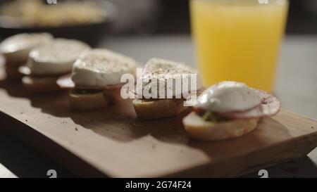 petits canapés avec salami et mozzarella sur des tranches de baguette avec pesto, photo large Banque D'Images