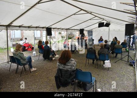 Bantry, West Cork, Irlande. 10 juillet 2021. Le West Cork Literary Festival commence trois jours d'événements en plein air avec de nombreux écrivains . Sur la photo ci-dessous, le public était assis dans les deux groupes pour maintenir ses distances. Crédit: Karlis Dzjamko/Alay Live News Banque D'Images