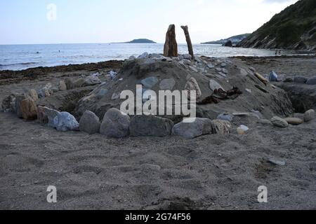 Sandcastle sur la plage de Millendreath, Cornouailles, Royaume-Uni. Millendreath Beach Resort avec St George's Island au loin. Banque D'Images