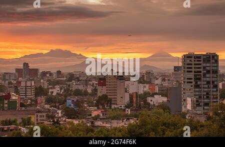 Vue sur les volcans Popocatepetl et Iztaccihuatl et de Mexico depuis le parc Chapultepec. Tournage de la deuxième saison de la BBC Reality show Race ACR Banque D'Images