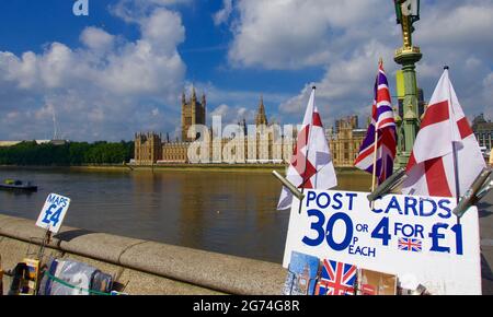 Londres, Angleterre, UK 24.06.2021 merchandising touristique avec les chambres du Parlement sur le fond à Westminster Bridge Banque D'Images