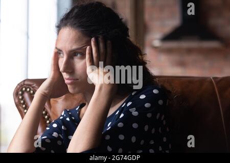 Ennuyé femme dépressive se sentant apathie, souffrant de l'ennui Banque D'Images