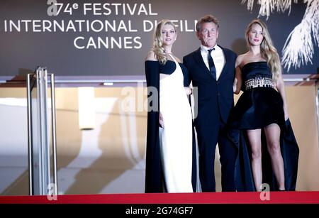 Cannes. 11 juillet 2021. L'actrice Katheryn Winnick, l'actrice américaine Sean Penn et l'actrice Dylan Penn (de L à R) arrivent sur le tapis rouge du film « Flag Day » à la 74e édition du Festival de Cannes, dans le sud de la France, le 10 juillet 2021. Credit: Xinhua/Alay Live News Banque D'Images