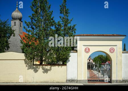 Entrée au cimetière de l'église catholique de Saint-Nantwein à Wolfratshausen, dans le quartier bavarois supérieur de Bad Tölz-Wolfratshausen. Banque D'Images