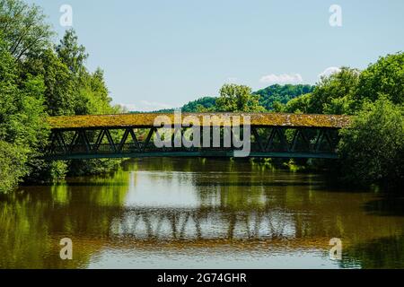 Pont de Sebastiani Steg au-dessus de la rivière Loisach à Wolfratshausen, en haute-Bavière. Banque D'Images