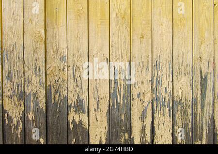 Le fond est fait de vieux planches peintes avec de la peinture jaune. Arrière-plan. Banque D'Images