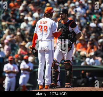 Juillet 10 2021 San Francisco CA, États-Unis San Franciscio Giants Catcher Joey Bart (60) et Giants Pitcher Tyler Beede (38) ont une discussion sur la butte pendant le match de la MLB entre les ressortissants de Washington et les San Francisco Giants, Giants a gagné 10-4 à Oracle Park San Francisco Calif. Thurman James / CSM Banque D'Images