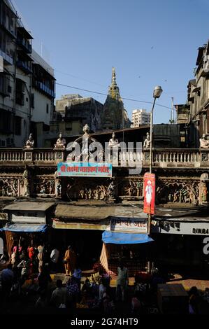 Mumbai; Maharashtra; Inde- Asie; mars; 2015 : temple de Shri lakshmi narayan ; ancien bâtiment de masse de logements urbains ; kabutar khana Bhuleshwar route Charni Banque D'Images