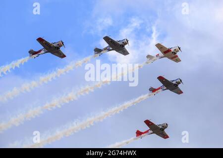 Les « Roaring 40s », une équipe de voltige aérienne volant des avions de l'ère de la Seconde Guerre mondiale à Harvard (T-6 Texan), se présentant lors d'un spectacle aérien. Mont Maunganui, Nouvelle-Zélande Banque D'Images