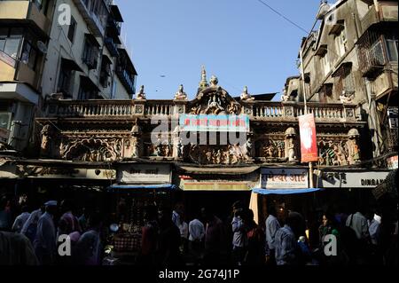 Mumbai; Maharashtra; Inde- Asie; Mars; 2015 : Shri lakshmi temple narayan ; ancien bâtiment urbain de masse abritant kabutar khana Bhuleshwar route Charni Banque D'Images