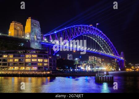 Le Sydney Harbour Bridge, Sydney, Australie, est illuminé en couleurs pour le festival annuel « Vivid Sydney » Banque D'Images