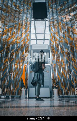 Un cliché vertical d'un homme au Musée d'État bélarussien de l'histoire de la Grande Guerre patriotique Banque D'Images