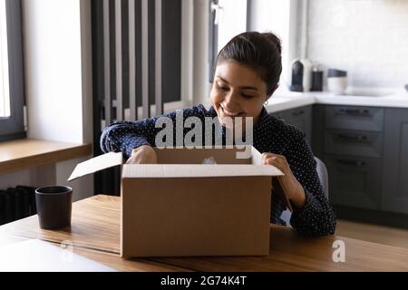 Bon client de l'Internet boutique unboxing a reçu le paquet Banque D'Images