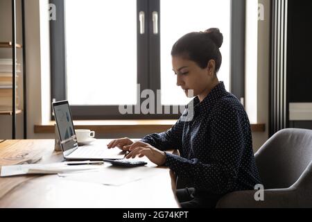 Femme comptable travaillant à domicile Banque D'Images