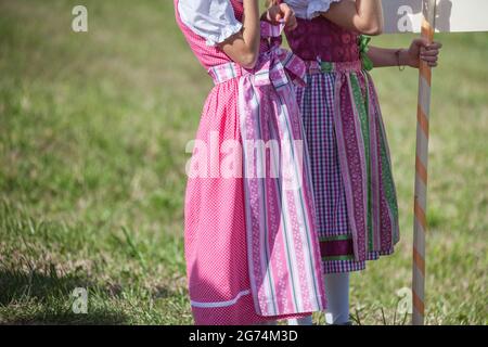 Jeunes enfants en costume typique lors d'une fête locale d'automne à Val Isarco ( Tyrol du Sud ) Banque D'Images