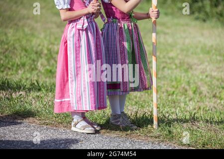 Jeunes enfants en costume typique lors d'une fête locale d'automne à Val Isarco ( Tyrol du Sud ) Banque D'Images