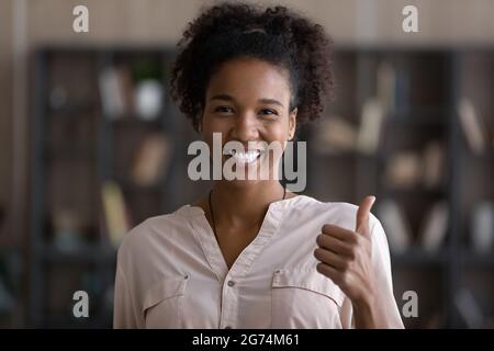 Portrait en tête souriant femme afro-américaine montrant le pouce vers le haut Banque D'Images