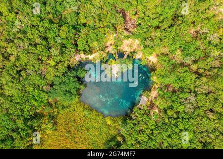 Cénote en forme de coeur au milieu d'une jungle à Tulum, au Mexique. Banque D'Images