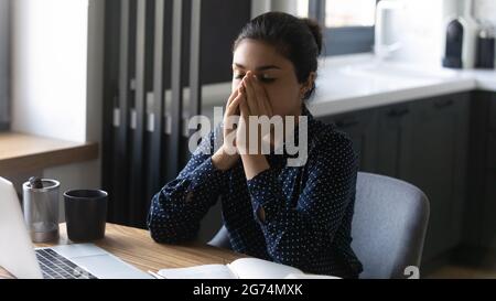 Un employé indien surtravaillé fatigué qui ressent de la fatigue et de l'épuisement professionnel Banque D'Images