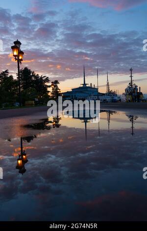 Batumi, Géorgie - 07 juin 2021 : port maritime au coucher du soleil Banque D'Images