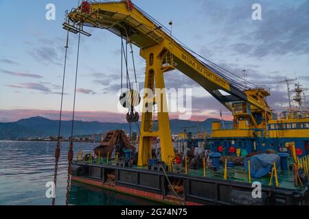 Batumi, Géorgie - 07 juin 2021 : port maritime au coucher du soleil Banque D'Images