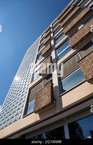 Europe, Luxembourg, Esch-sur-Alzette, édifice résidentiel de la tour rue Victor Hugo (bâtiment Victor Hugo) montrant le détail des balcons Banque D'Images